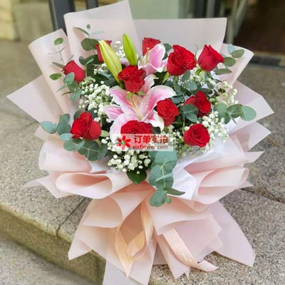 黄冈11朵红玫瑰百合，全世界里只有一个你